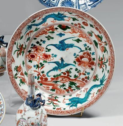 Coupe en porcelaine décorée en émaux rouges,...