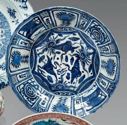 Plat creux en porcelaine décorée en bleu...
