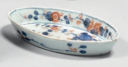 Ravier de forme ovale en porcelaine décorée...