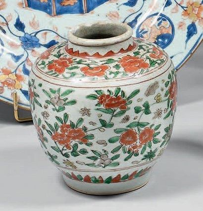 Pot de forme balustre en porcelaine décorée...
