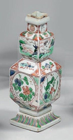 Vase de forme carrée en porcelaine décorée...