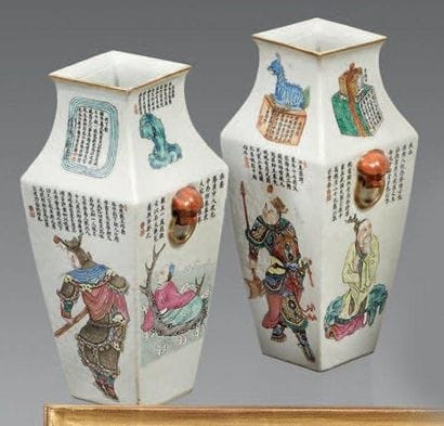 Paire de vases de forme carrée en porcelaine...