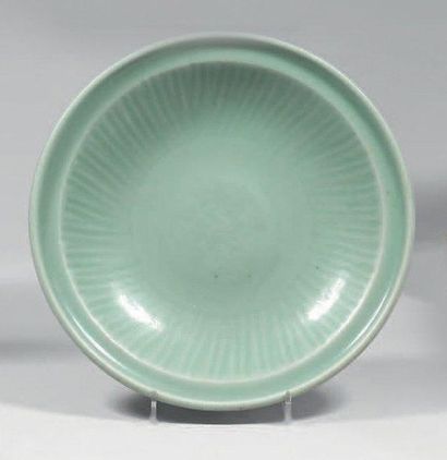 Coupe en grès émaillé céladon à décor moulé...