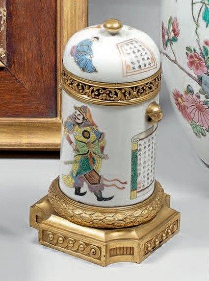 Pot couvert en porcelaine décorée en émaux...