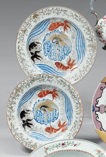 Deux plats en porcelaine décorée en émaux...