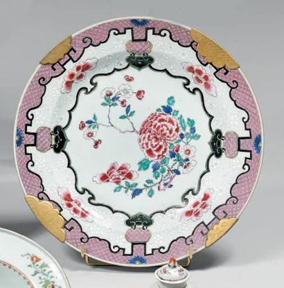 Plat en porcelaine décorée en émaux polychromes...