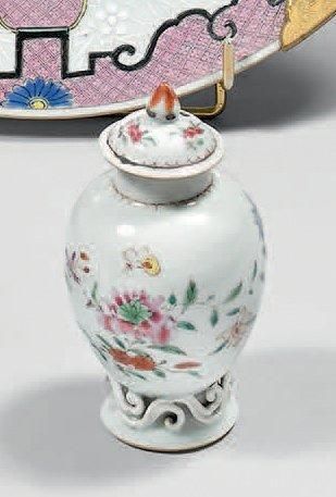 Pot couvert en porcelaine décorée en émaux...