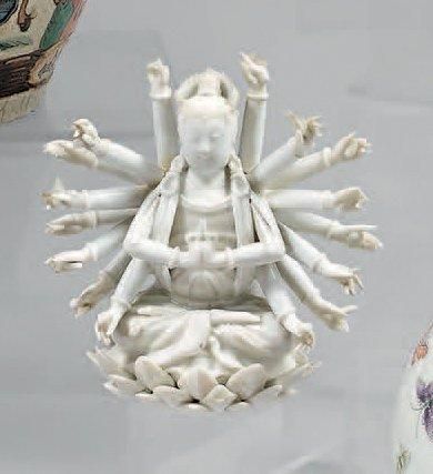 Statuette de divinité en porcelaine émaillée...