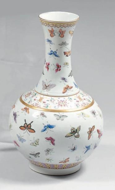 Vase de forme shang ping en porcelaine décorée...
