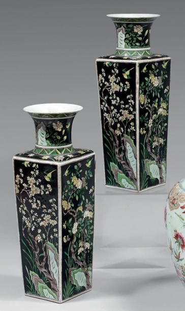 Paire de vases de forme carrée à col évasé...