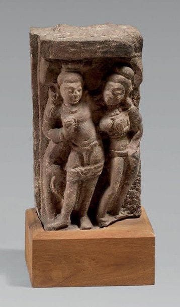 Bas relief en grès gris, Shiva debout enlaçant...