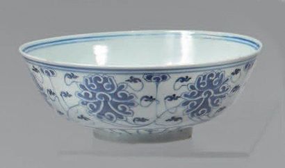 Bol en porcelaine décorée en bleu sous couverte...