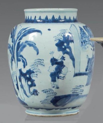 Pot en porcelaine décorée en bleu sous couverte...