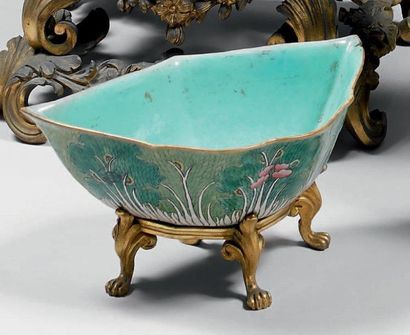 Bol de forme polylobée en porcelaine émaillée...