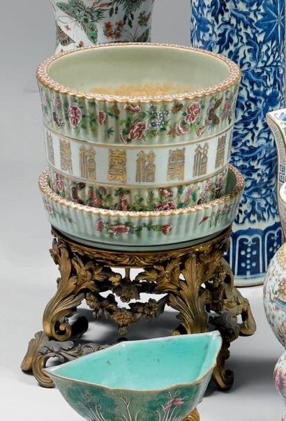 Jardinière et soucoupe en porcelaine décorée...