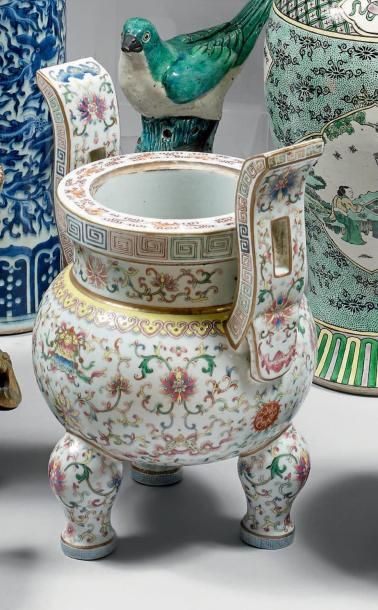 Brûle-parfum tripode en porcelaine décorée...