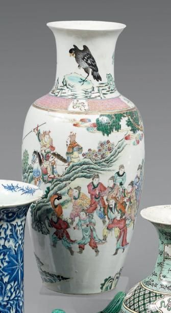 Vase de forme balustre en porcelaine décorée...