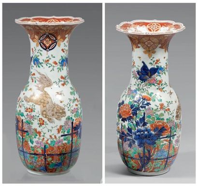 Paire de vases de forme balustre à col évasé...