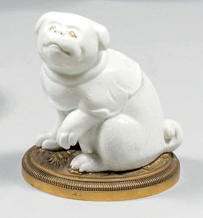 Statuette de chiot assis en porcelaine émaillée...