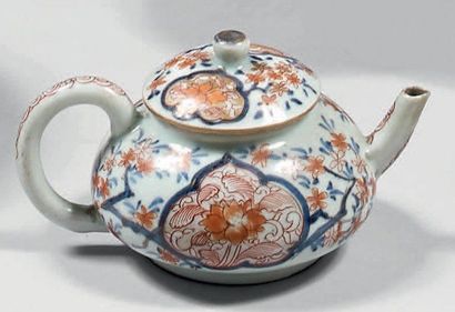 Verseuse en porcelaine décorée en bleu sous...