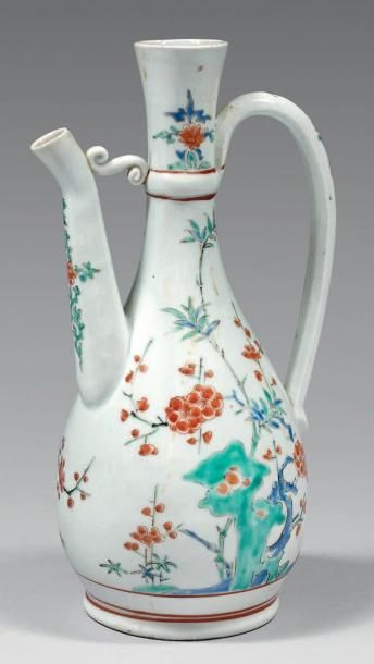 Verseuse en porcelaine décorée en émaux polychromes...