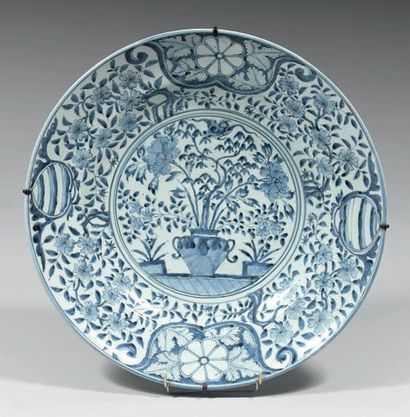 Importante coupe ronde en porcelaine blanche...