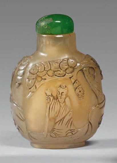 Flacon tabatière en agate grise à décor sculpté...