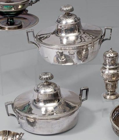Paire de légumiers ronds et leur couvercle...