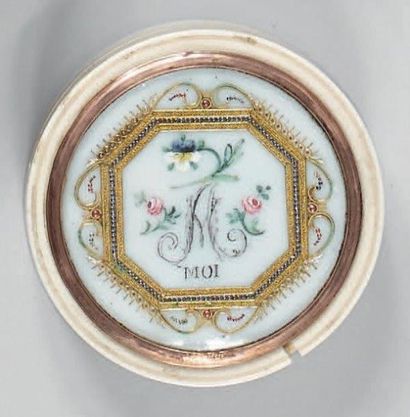 Boîte ronde en ivoire, le couvercle à décor...