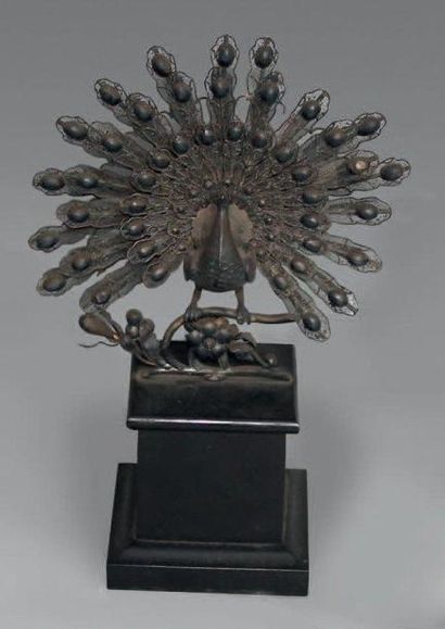 Paon en argent et argent filigrané. Sur un...