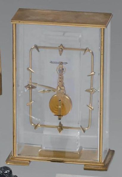 Pendulette de table dans un boîtier rectangulaire...