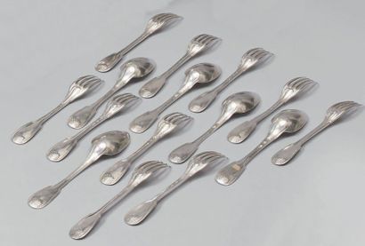 Cinq cuillers et dix fourchettes à entremets...