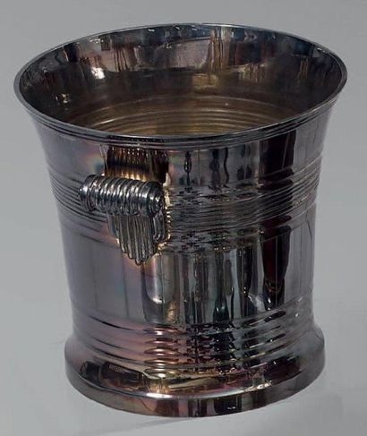 Seau à rafraîchir en argent, de forme cylindrique,...