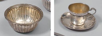 Tasse et sa soucoupe en argent, gravées de...