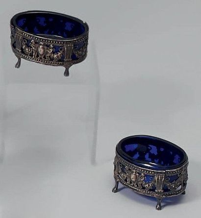Paire de salières ovales en argent, posant...