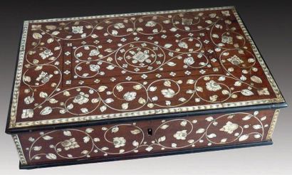 Coffret rectangulaire en palissandre incrusté...