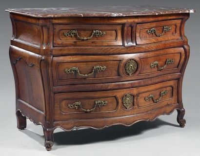 Commode tombeau en bois fruitier teinté acajou....