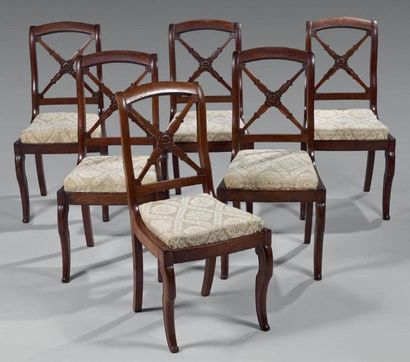 Suite de six chaises en acajou et placage...