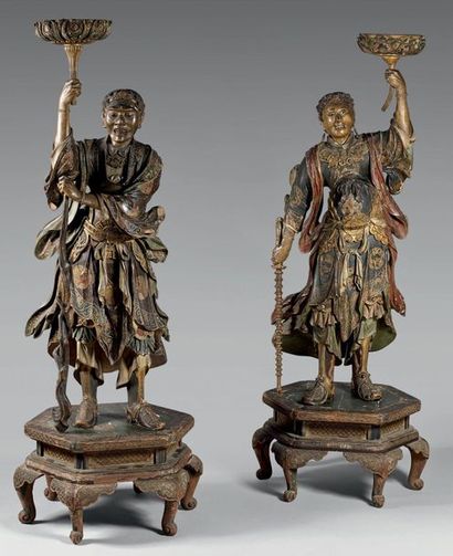 Paire d'importants porte-torchères en bois...