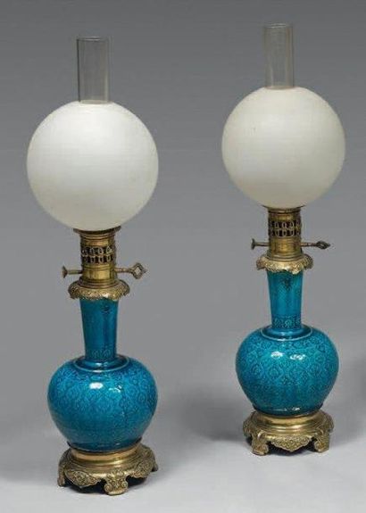 Paire de vases bouteille en faïence bleu...
