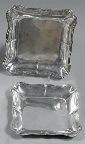 Paire de jattes carrées en argent, à contours...