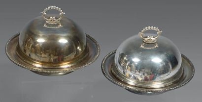 Paire de légumiers ronds et leur cloche,...