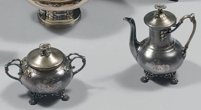 Théière et sucrier en métal argenté guilloché,...
