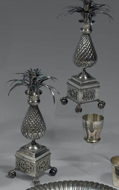 Paire de brûle-parfums en argent, en forme...