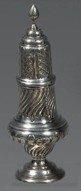 Saupoudroir en argent, de forme balustre,...