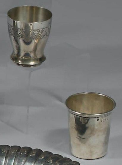Deux timbales en argent, l'une unie à fond...