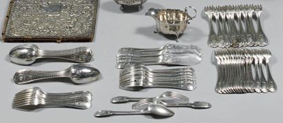 Service de couverts en argent, modèle à médaillons,...