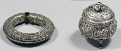 Sucrier rond en argent, posant sur trois...