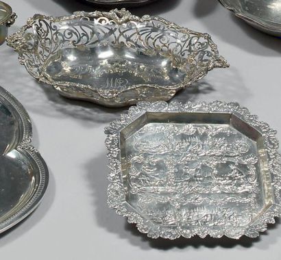 Lot en argent, composé de: une corbeille...