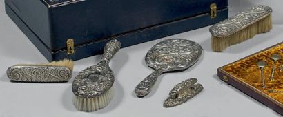 Nécessaire de toilette en argent, à décor...